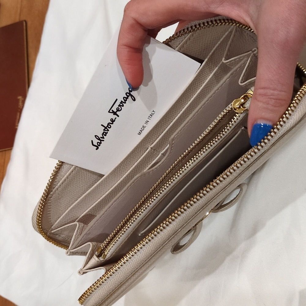 Salvatore Ferragamo Cream Beige Zip Around Wallet With Box - Picture 9 of 17